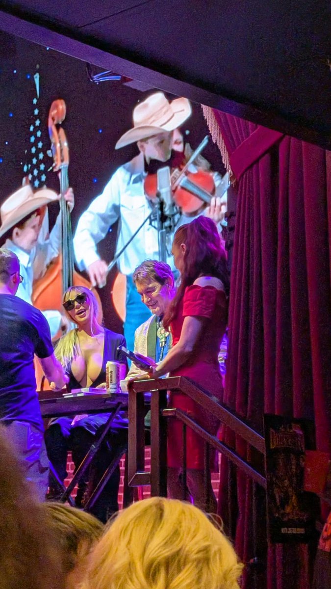 JonHarless21's tweet image. Had a great time at @therealjoebob's How Rednecks Saved Hollywood in Nashville last night. Got to hang out with the love of my life (@Gwenharless ) and some great friends in Nashville. #MutantFam #MutantBookClub @kinky_horror @wdodson52