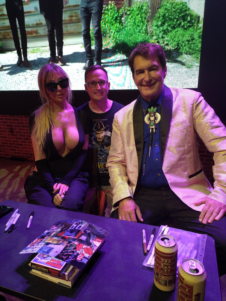 JonHarless21's tweet image. Had a great time at @therealjoebob's How Rednecks Saved Hollywood in Nashville last night. Got to hang out with the love of my life (@Gwenharless ) and some great friends in Nashville. #MutantFam #MutantBookClub @kinky_horror @wdodson52
