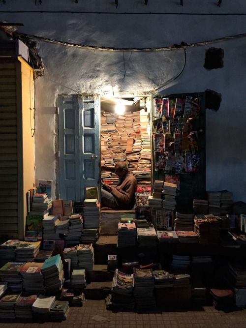 प्रेम की गली में सब शराब लेकर आए थे
हम बहुत खराब थे किताब लेकर आए थे

~ अमन अक्षर