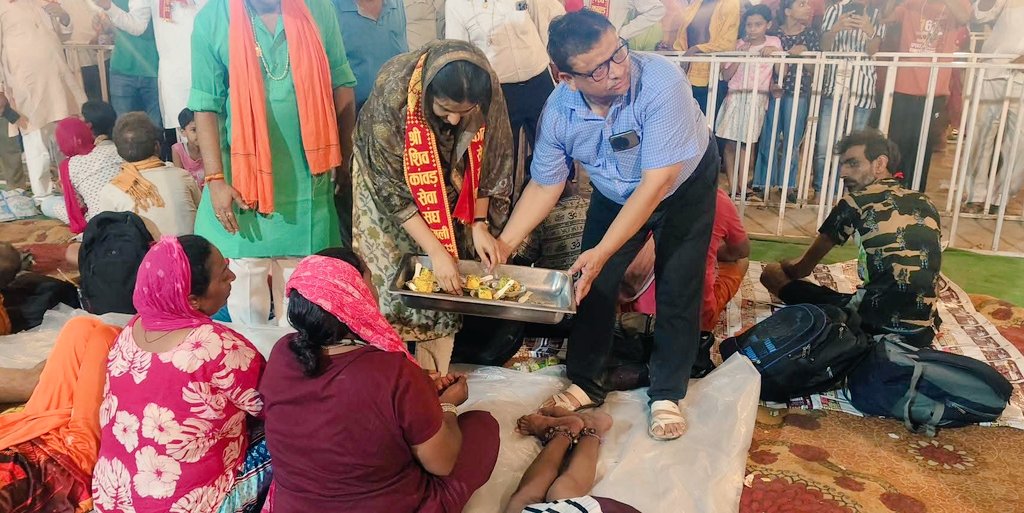 लोकसभा क्षेत्र में कांवड़ यात्रा के लिए सेवा शिविरों का उद्घाटन किया और शिवभक्तों को भोजन परोसने का सौभाग्य मिला।
श्रद्धा, सेवा और सहयोग यही हमारे समाज की सबसे बड़ी ताक़त है।
आज वक्त है कि हम सब मिलकर शांति, भाईचारे और संविधानिक मूल्यों के साथ खड़े हों।

#Shravan2025 
#IqraHasan