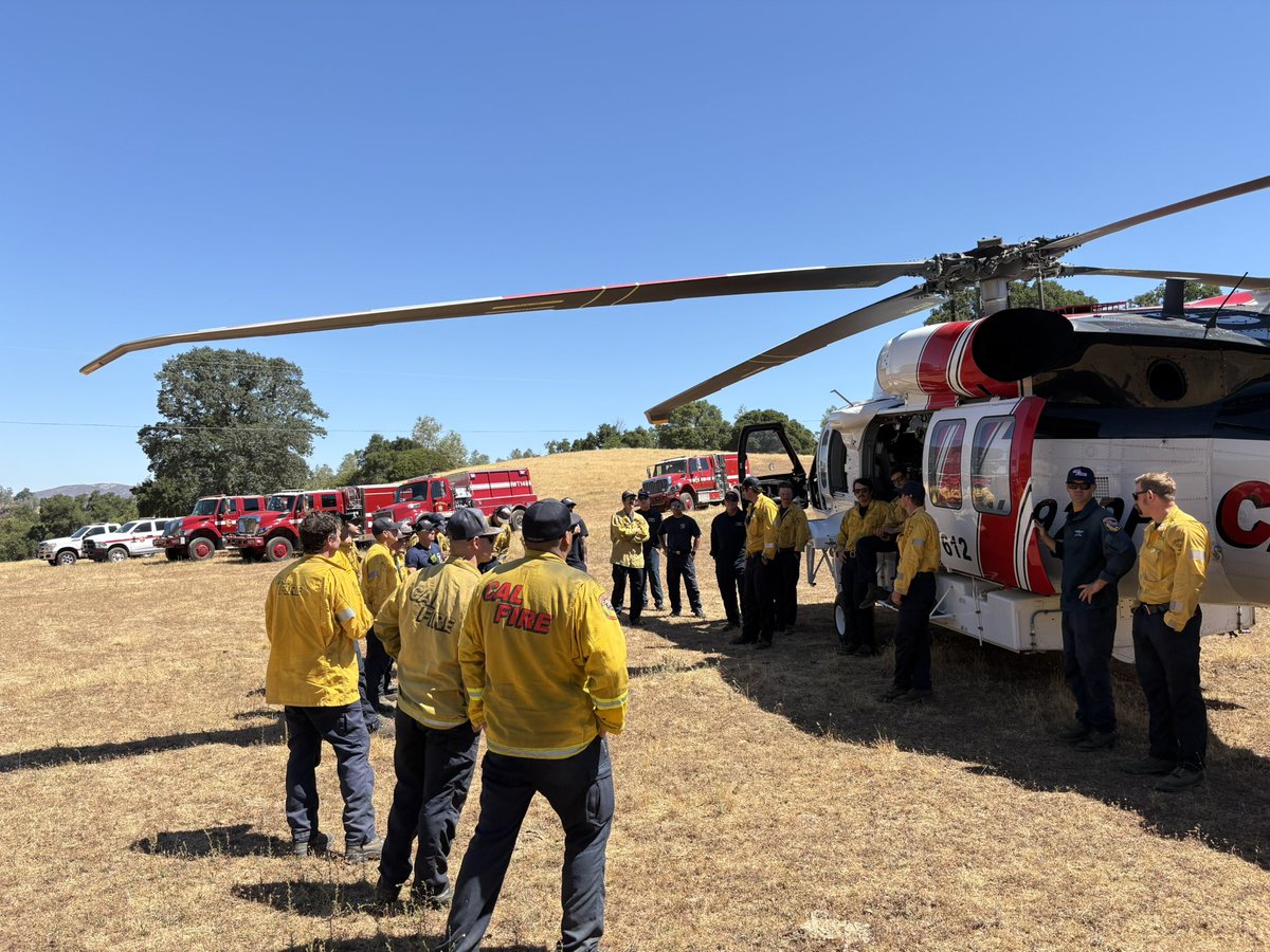 CALFIRELNU's tweet image. 🔥 Training for Readiness 🔥
Friday morning, CAL FIRE LNU completed B15 Readiness Drills in the eastern hills of Napa County.
Firefighters from battalion 15 and Boggs Copter 612 worked together to simulate wildfire suppression tactics and structure defense operations near…