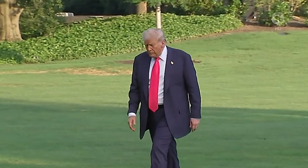 Für alle, die es noch nicht mitbekommen haben. US-Präsident Donald Trump gerät in der Eppstein-Sache immer weiter unter Druck. 

Ein angeblich aufgetauchter Geburtstagsbrief von ihm an den Sexualstraftäter Jeffry Eppstein mit Umrissen eines Frauenkörpers mit Brüsten sorgt für