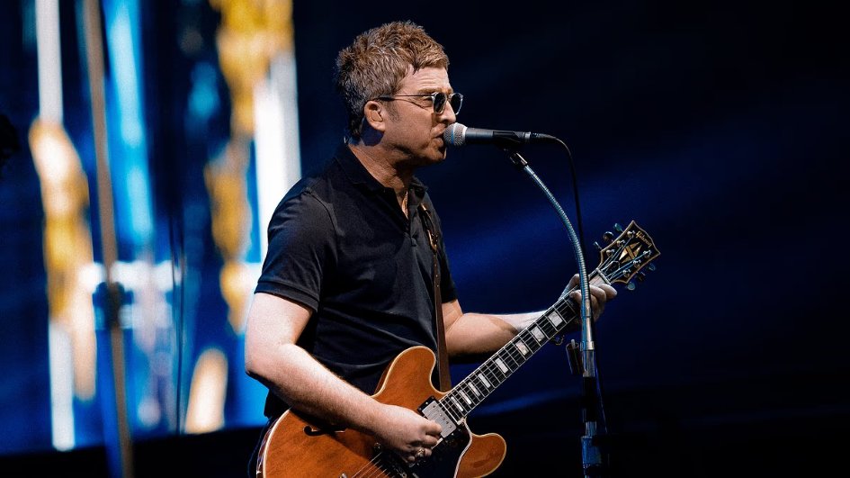 1ilFergie's tweet photo. Oasis brought unstoppable energy to Heaton Park, proving "nobody's got fans like this." Thousands celebrated their epic reunion, from lucky ticket-holders to devoted fans on "Gallagher Hill."  https://t.co/YdJ21YAl3R https://t.co/XuSOWL0IP4