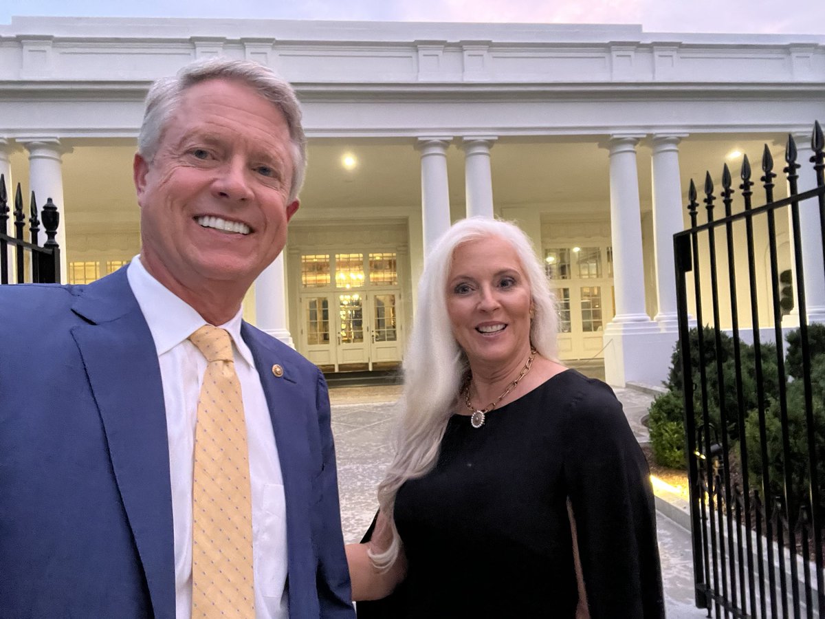 RogerMarshallMD's tweet image. Laina and I had a great time at the White House last night celebrating the One Big, Beautiful Bill.
This bill is a HUGE win for every American 🇺🇸
