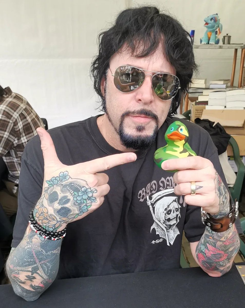 ElPatitoViajero's tweet photo. Y desde Australia, el Celsius nos ha traído este año al grandísimo (literalmente) Jay Kristoff. 
@misterkristoff @nocturnaed #nuncanoche #elimperiodelvampiro #aviles #celsius232 #celsius2025 #rubberduck #travelduck https://t.co/Dz7QLCGZpp