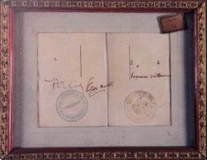 TRAFİK CEZASI

İşgal altındaki İstanbul'da görevli Fransız ve İtalyan polislerin 27 Aralık 1922 tarihinde otomobiliyle Galata Köprüsü'nden geçen Halife Abdülmecid'e kestikleri trafik cezası. 

Bu makbuzu Atatürk, ibret olması için Dolmabahçe Sarayı'ndaki çalışma odasının duvarına