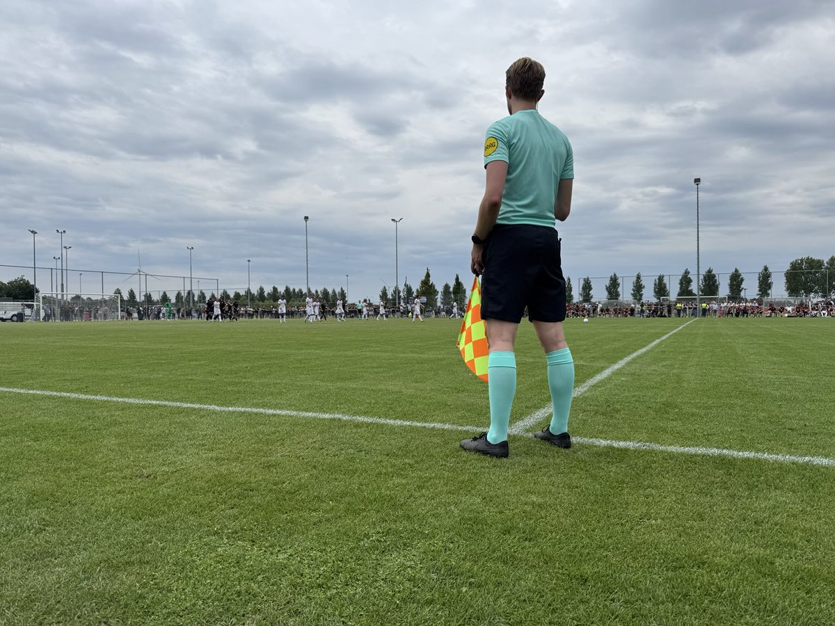 vanwissing's tweet image. Pezen in Zaltbommel. #gae inmiddels op een 3-1 achterstand tegen PAOK. In een mum geeft de Deventer ploeg twee doelpunten weg.