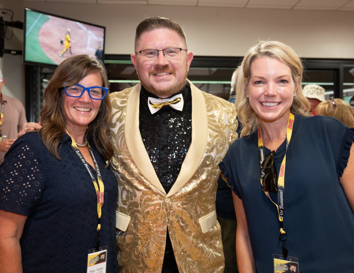 SIUE Alumni came for the tricks and left with smiles! Huge thanks to Matt Graifer, The Young Professor, for putting on an unforgettable show at the Savannah Bananas game! We hope all you Cougars had a blast!

#SIUE #AlwaysACougar #BananaBall