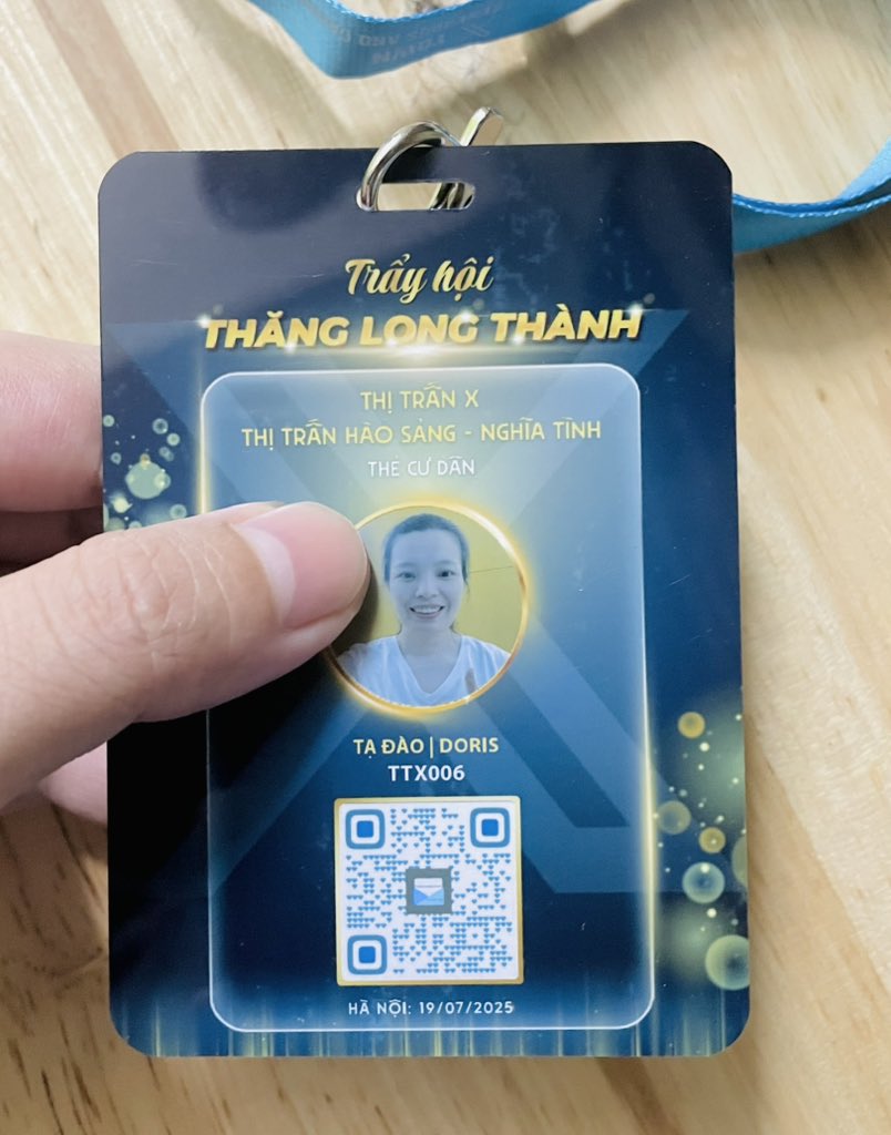 Nhận tấm thẻ check-in “quyền lực” của thị trấn X, hạnh phúc lâng lâng.