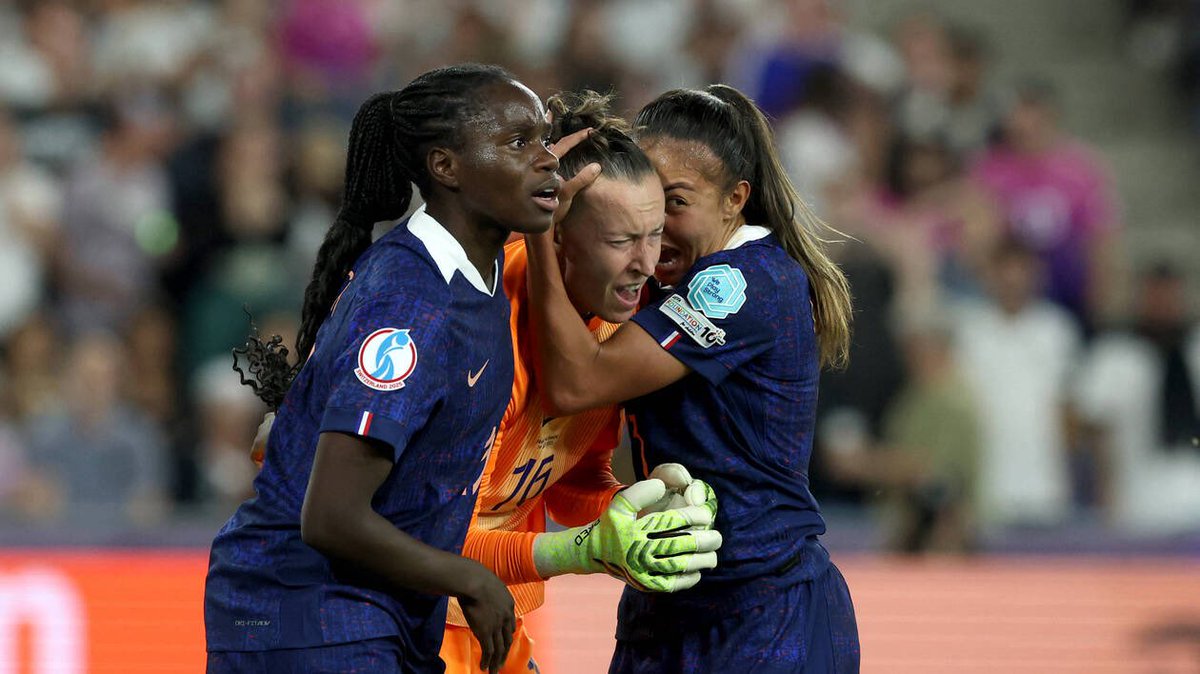 PROLONGATION ! ⌛️🏟️

L’équipe de France féminine va donc disputer les prolongations face à  l’Allemagne, après un arrêt somptueux de la gardienne française durant un penalty ! 🇫🇷🧤

#WEURO2025 | #FRA