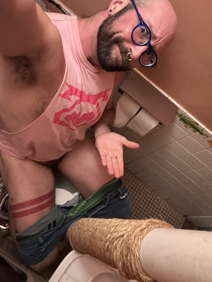 Y'all there is NO FUCKING WAY this toilet is up to code 😅