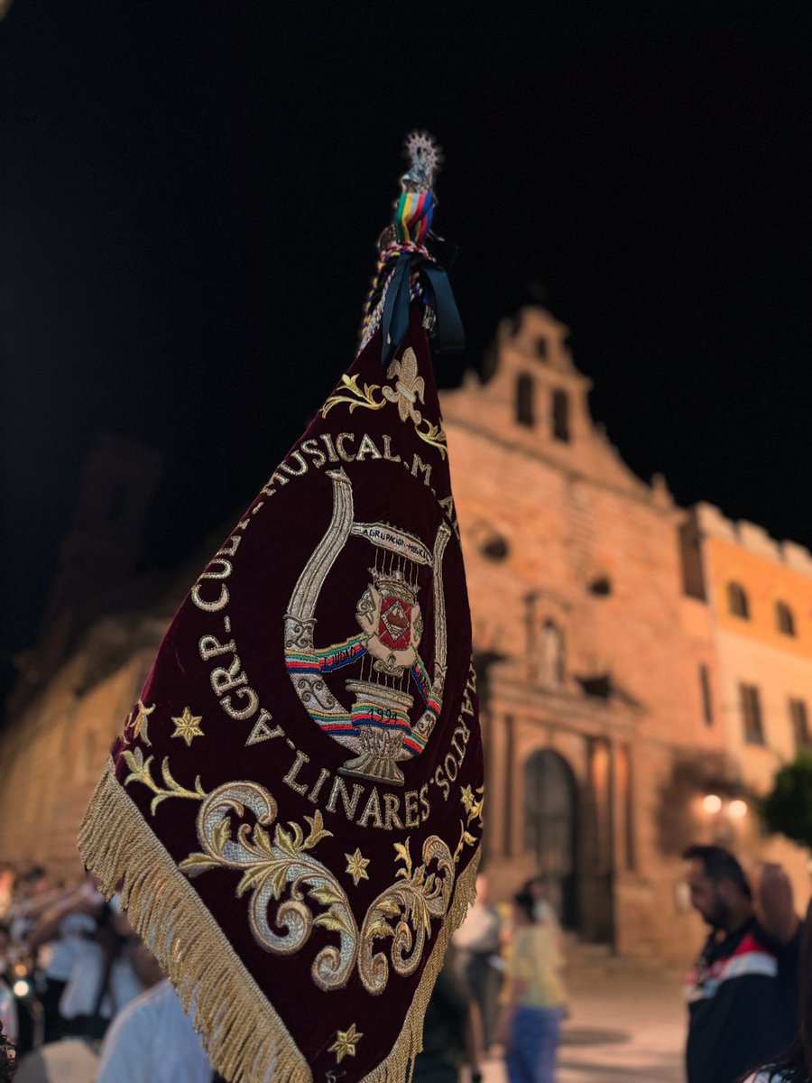 #VirgenCarmen25 | Pasa la Parroquia de San Francisco la Virgen del Carmen y busca ya la vuelta a su templo.

🎼 Suena “Llamando a la Esperanza”, “La Dolorosa del Salvador” y “Triana”.

✝️ Grupo Parroquial del Carmen Linares 

#SuenaAlfredoMartos #BMAM #VirgendelCarmenLinares