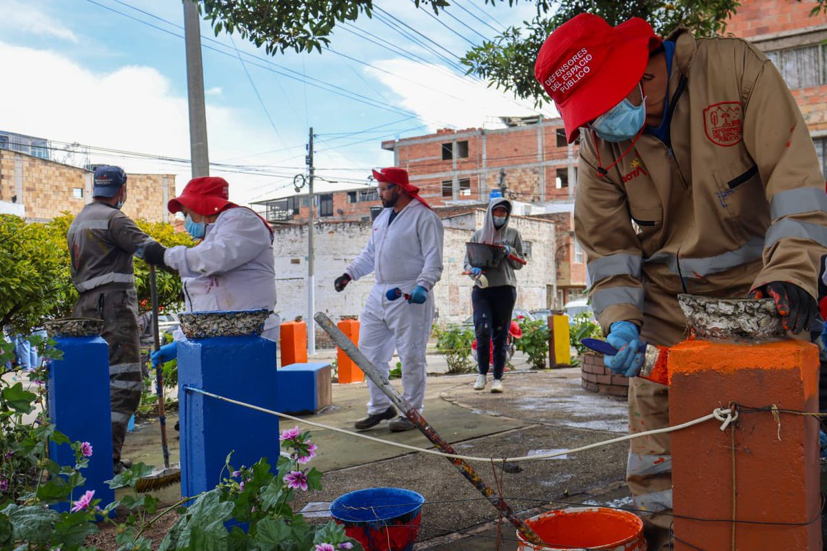 GobiernoBTA's tweet image. 🧵| Cerramos la jornada visitando el punto de #TransformAcción, este es una estrategia integral que busca impactar de manera positiva todas las localidades y sus UPZ, liderada por el @DadepBogota para devolverle vida a los espacios públicos de la localidad.