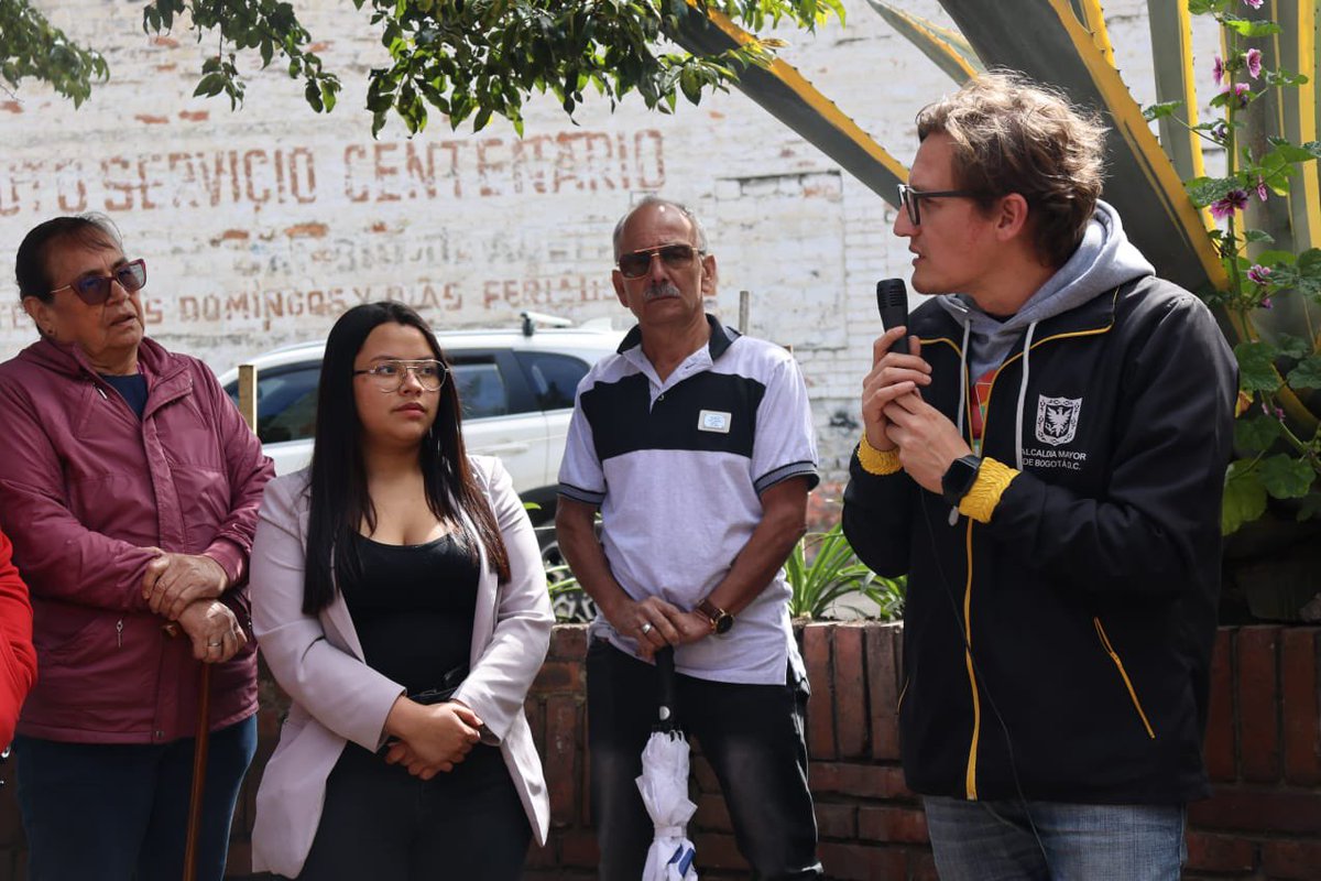 GobiernoBTA's tweet image. 🧵| Cerramos la jornada visitando el punto de #TransformAcción, este es una estrategia integral que busca impactar de manera positiva todas las localidades y sus UPZ, liderada por el @DadepBogota para devolverle vida a los espacios públicos de la localidad.
