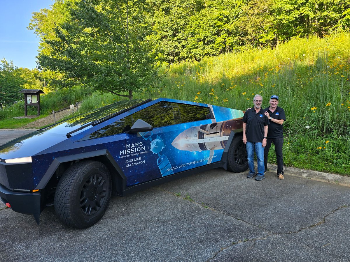 MarsMissionI's tweet image. On my way to San Francisco, I had to make a quick stop to see one of my favorite Mars Mission I (MM1) members — the legendary Donald Kessler!
😉 Couldn't pass up the chance! 😉
#MarsMissionI
#DonaldKessler
#TeamMMI