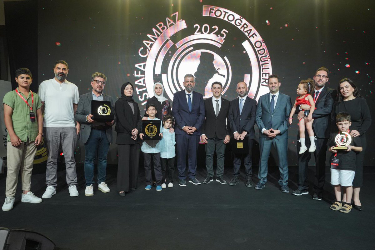 Aykut Ünlüpınar (@aunlupinar) on Twitter photo Albayrak Medya tarafından düzenlenen Şehit Mustafa Cambaz 4. Fotoğraf Yarışması’nda ödül kazanan AA görsel ekibi
<a href="/alijadallah66/">Ali Jadallah 𓂆</a> <a href="/orhanfatihdogan/">Fatih Doğan</a> <a href="/aatmaca/">Ali Atmaca</a> <a href="/hamda_mahmoud/">mahmoud abu hamda</a> kutluyorum.
15 Temmuz şehidi meslektaşımız Mustafa Cambaz adına bu yarışmayı düzenleyerek adını yaşatan Albayrak Medya tarafından düzenlenen Şehit Mustafa Cambaz 4. Fotoğraf Yarışması’nda ödül kazanan AA görsel ekibi
<a href="/alijadallah66/">Ali Jadallah 𓂆</a> <a href="/orhanfatihdogan/">Fatih Doğan</a> <a href="/aatmaca/">Ali Atmaca</a> <a href="/hamda_mahmoud/">mahmoud abu hamda</a> kutluyorum.
15 Temmuz şehidi meslektaşımız Mustafa Cambaz adına bu yarışmayı düzenleyerek adını yaşatan