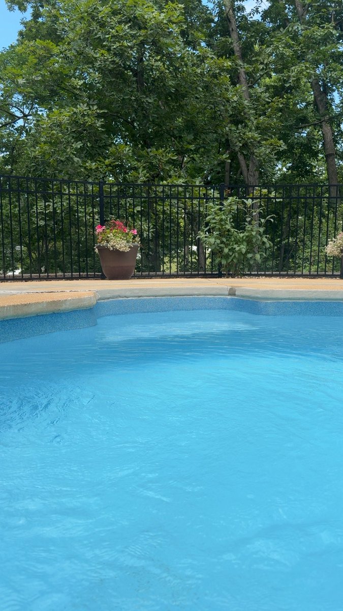 Relaxing poolside 💕