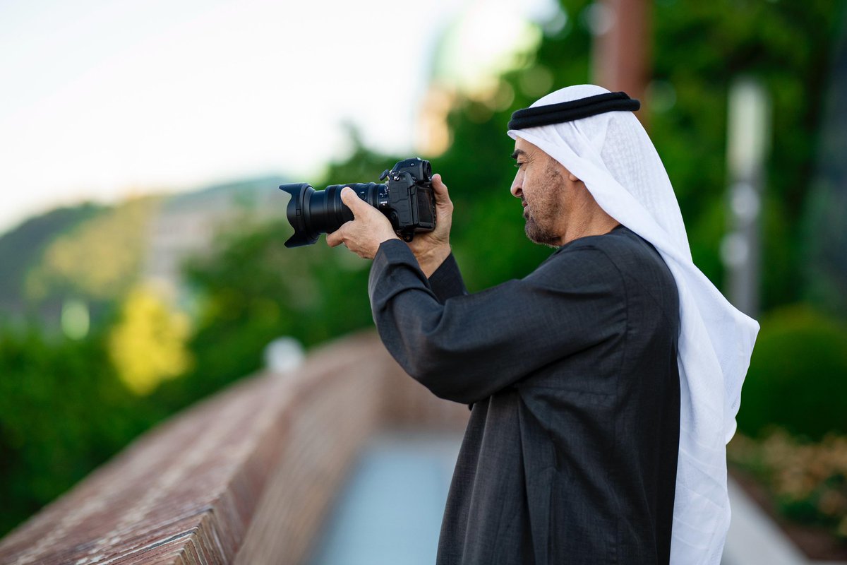 صاحب السمو الشيخ محمد بن زايد آل نهيان، ليس فقط من يقود الإمارات، بل من يحتضنها بقلب الأب وعزيمة القائد.
حبه للإمارات ليس شعارات، بل أفعال تُروى، ووطن يزدهر بين يديه 🇦🇪