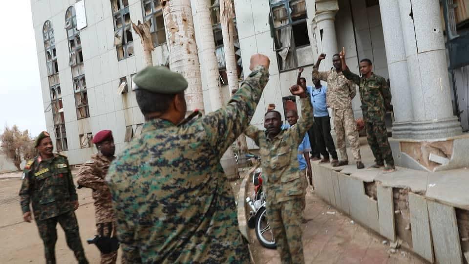 🔴رئيس مجلس السيادة القائد العام للقوات المسلحة يصل الخرطوم، وطائرته الرئاسية تهبط على مدرج مطار الخرطوم الدولي 

وصل السيد رئيس مجلس السيادة القائد العام للقوات المسلحة الفريق أول الركن عبدالفتاح البرهان اليوم  إلى الخرطوم ، حيث حطت طائرته الرئاسية على مدرج المطار.