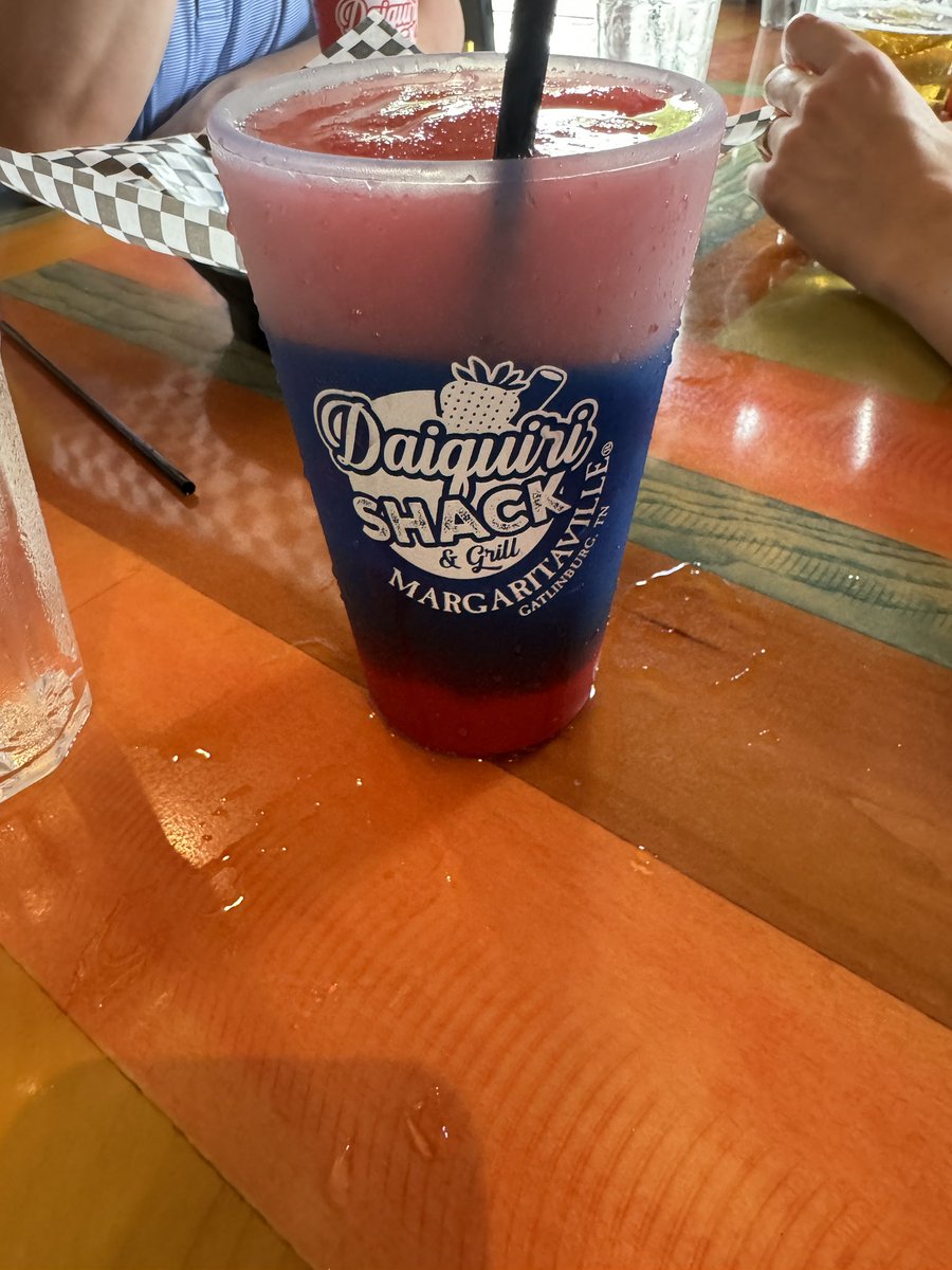 EBoKnowss's tweet image. I just found the best hidden gem in all of Tennessee
Tucked away in the Great Smoky Mountains this place’s cocktails are a MUST