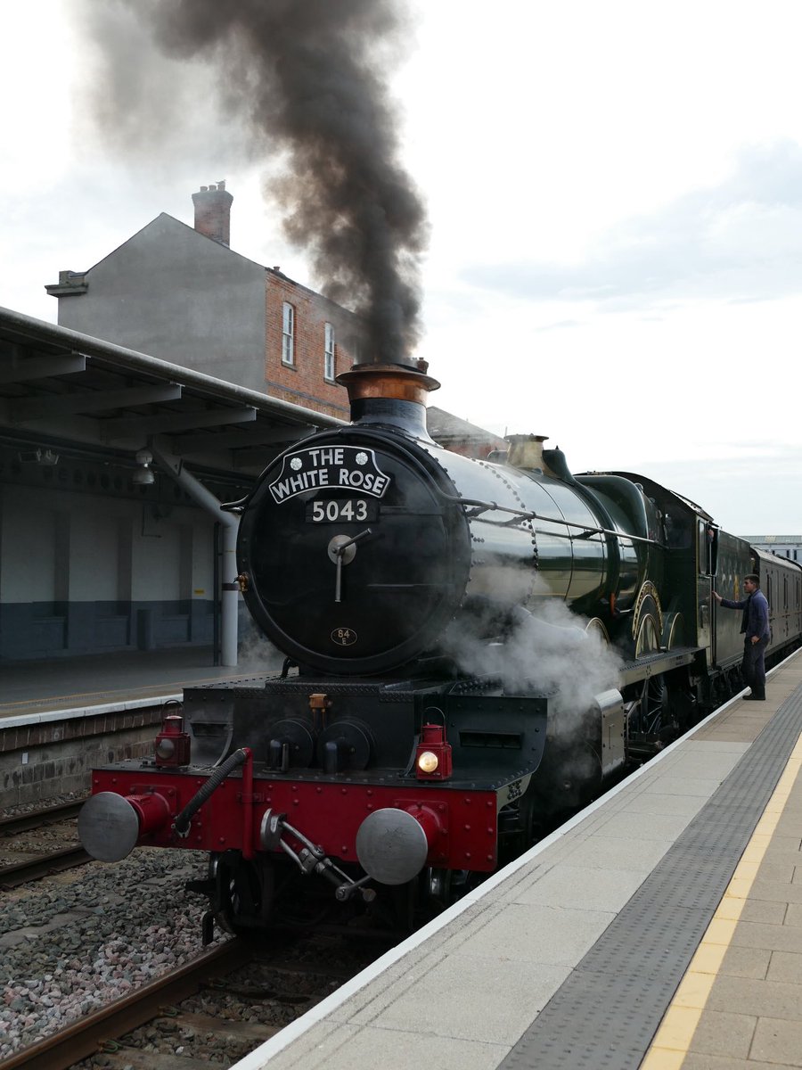 TraceyDagley's tweet photo. 1Z63 The White Rose 5043 Earl of Mount Edgcumbe #CastleClass #Derby 19/7/25 โฆ@Vintage_Trainsโฉ https://t.co/5cPWsmc2yi