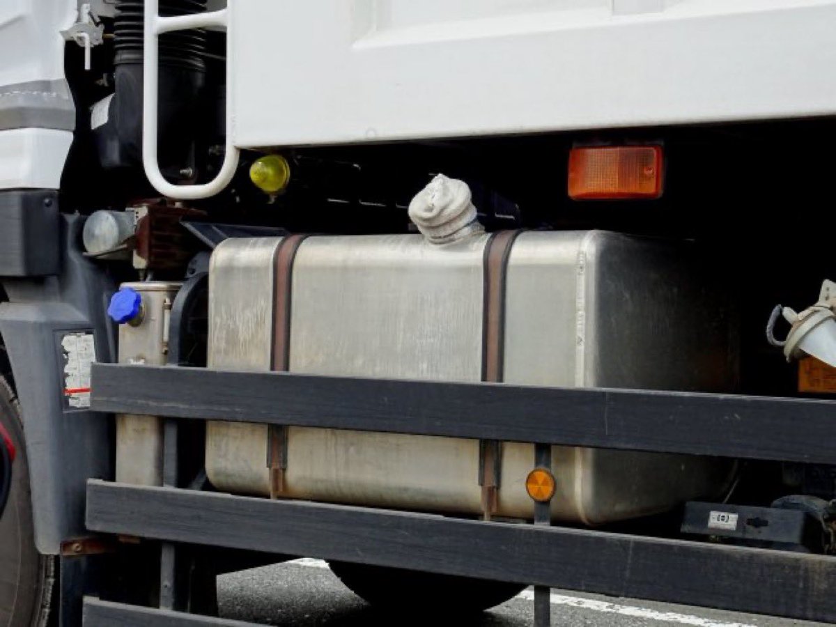 trucknakanohito's tweet image. 実は大型トラックの燃料タンクは増設も出来るんですよ。大型トラックの燃料タンク容量は3-400Lで燃費は約4km/Lほど。満タンだと1200~1600kmぐらいは走行可能。これで十分だと思いますが燃料タンクを増設する場合もあります。但し燃料の最大搭載量を1000L迄でこれを超える場合は特別な許可が必要。
