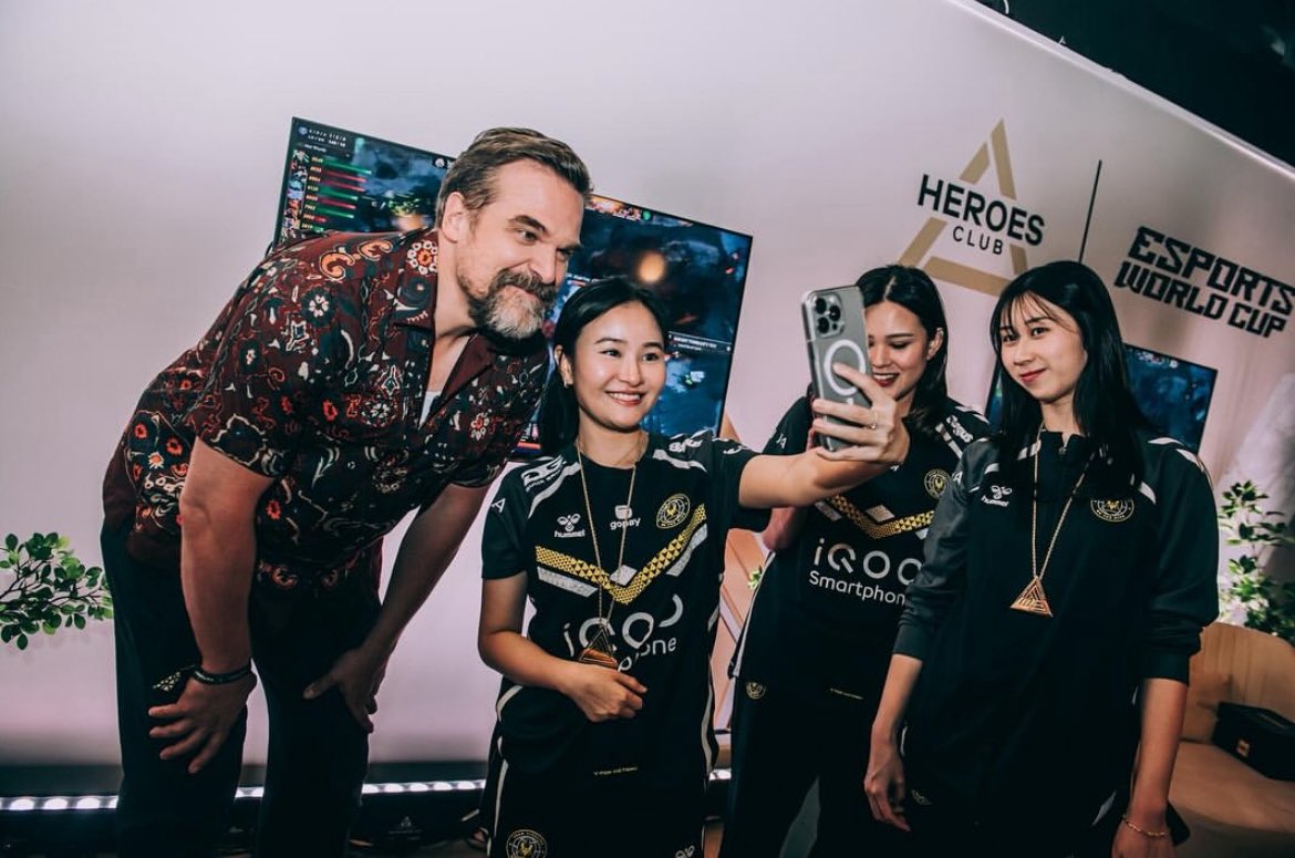 dkhmoustache's tweet image. It looks like this is the happiest moment of his life, and that makes me feel incredibly good 😭😭