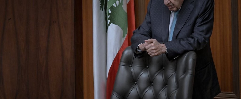 ZainabAlhaj262's tweet image. هذه المرّةُ أيضاً
تُلفتني يداك،
كم شدّت حِبال الجهل
وحدها
في وجهِها إعصار
من تحتِها بُركانٌ
وكم فازت
كم ربّتت على كتفِ الخوفِ
وحدها
في وجهها وحوش
من فوقها جيوشٌ
وكم آمنت
يا قلقَ المُنتظِر
من خيط الفجر
لألّا تفوته صلاة
يا تسبيحَ أن لا ظالم فوق الله
يا نحنُ
#نبيه_بري