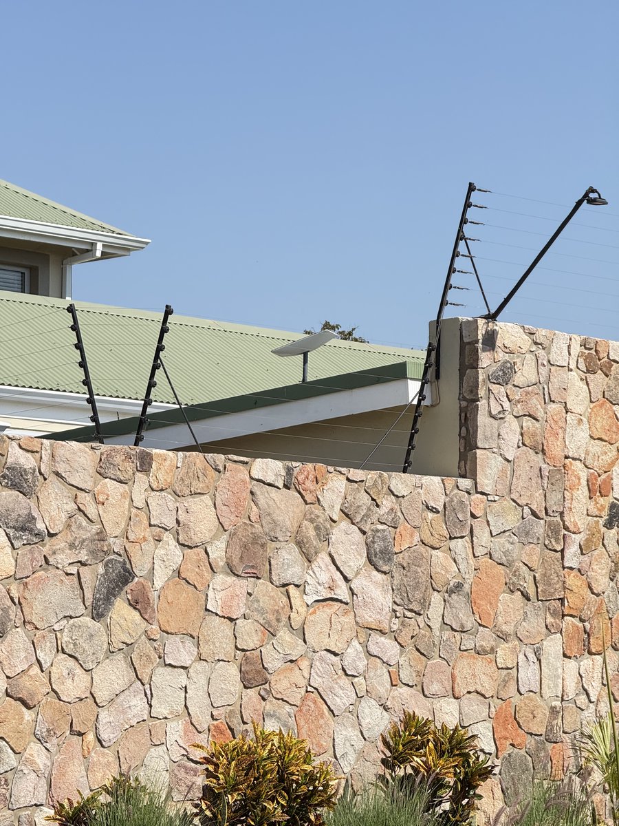 MaskingTanaka's tweet image. Solid walls. Starlink signal.
Fast internet, no matter the fortress. 🧱🛰️⚡