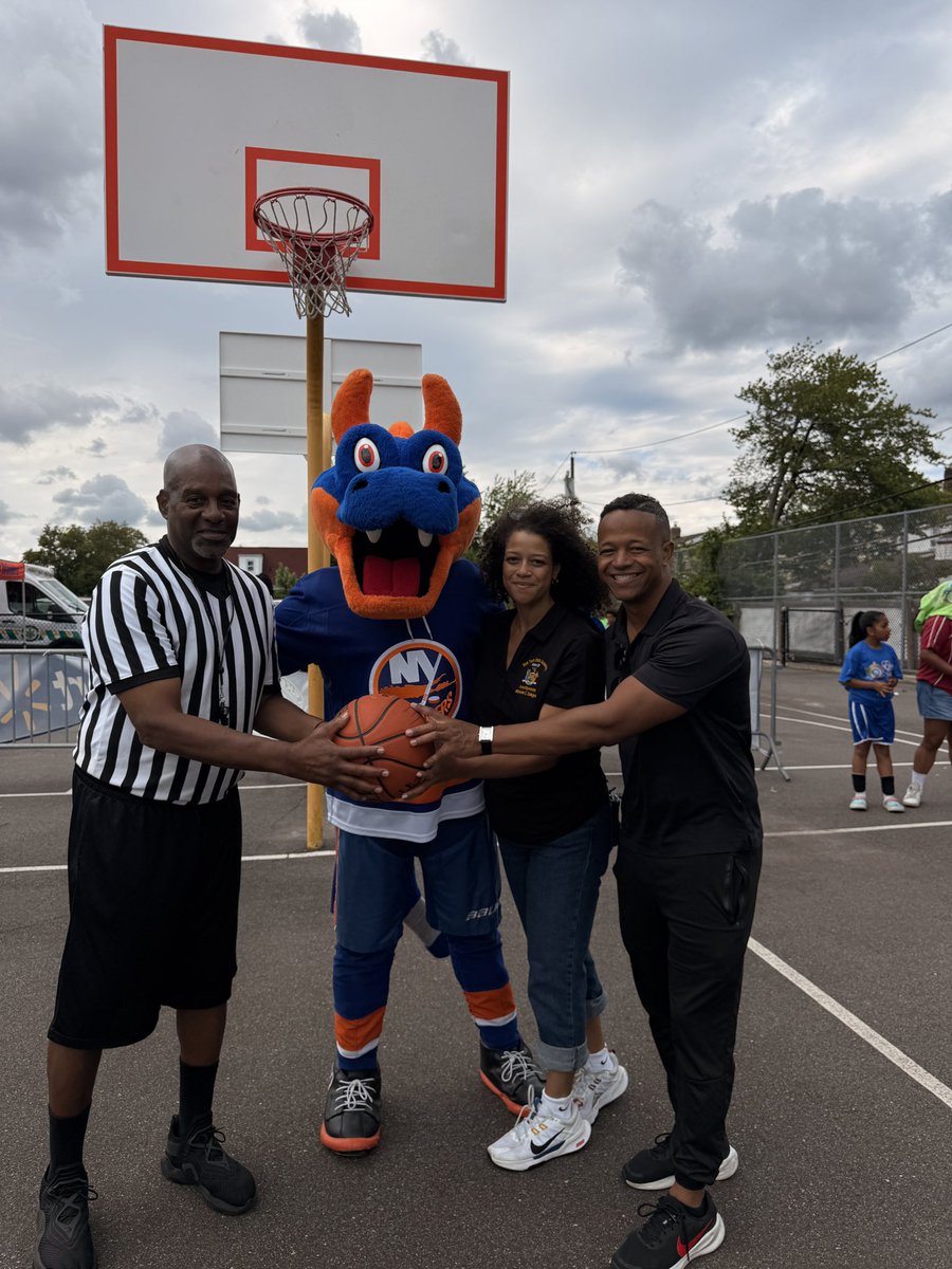 SolagesNY's tweet image. What a beautiful day in Elmont! ☀️
Thank you to everyone who came out for the 2nd Annual Elmont Family Day. From basketball to community fun. Elmont showed up and showed out! 💙 #ElmontFamilyDay