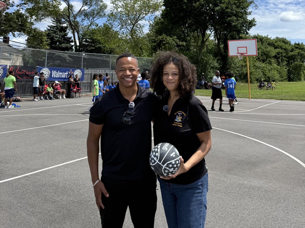 SolagesNY's tweet image. What a beautiful day in Elmont! ☀️
Thank you to everyone who came out for the 2nd Annual Elmont Family Day. From basketball to community fun. Elmont showed up and showed out! 💙 #ElmontFamilyDay