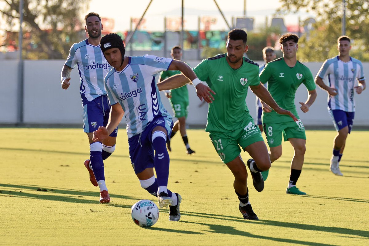 Primer amistoso de pretemporada del <a href="/AntequeraCF/">Antequera C. F.</a> con derrota por goleada ante el Málaga. Pocas conclusiones tras solo cinco entrenamientos. Lo importante es que rodaran todos, incluidos los cinco del filial. La semana que viene de nuevo aquí