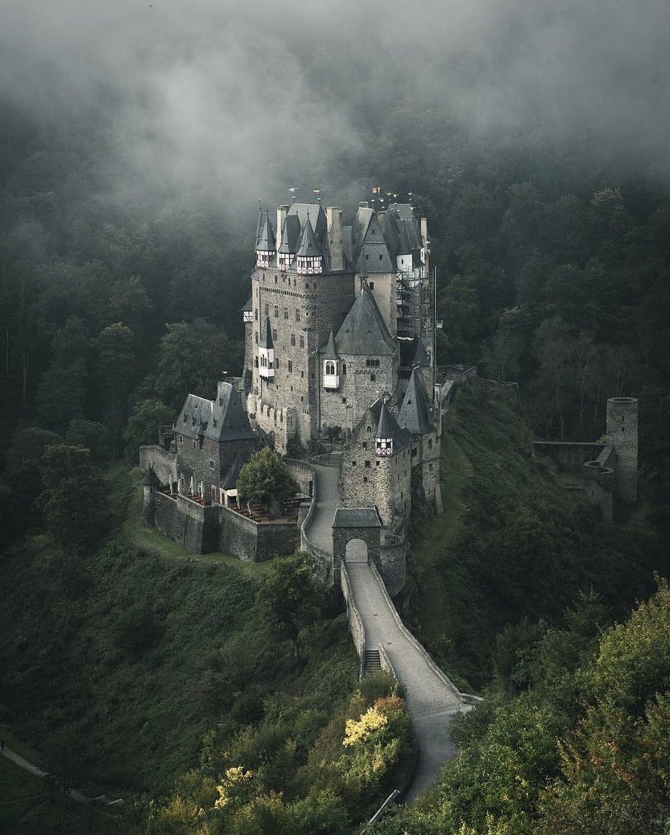 PerseusLeGrand's tweet image. Le château d'Eltz est niché dans les collines bordant la vallée de la Moselle, en Allemagne 🇩🇪
Admirez !