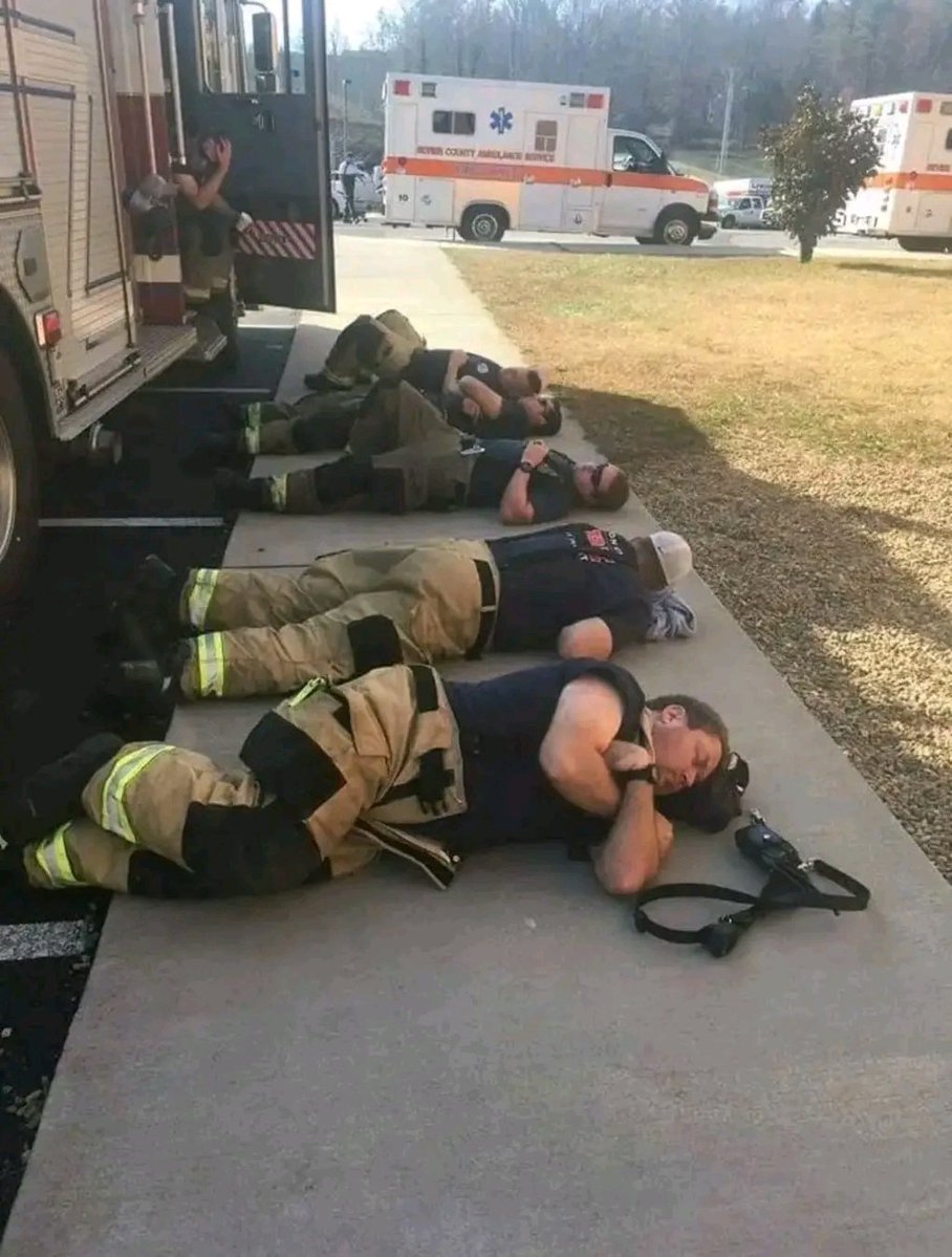 fopminui's tweet image. Firefighters in Tennessee take their first break in 30 hours after battling intense wildfires. 14,000 people have been evacuated so far and 200 firefighters remain on the ground fighting the blaze. Bless these heroes.
Credit: Johnson City Professional Firefighters Association…