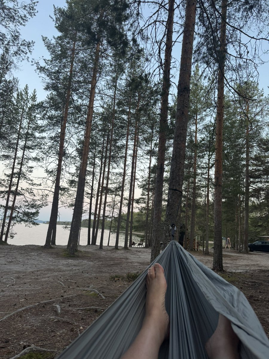 Eka yö riippumatossa. Aamulla tietää kuinka rentoutunut olo on!
#suunnistus #orienteering  #woc2025 #kuopio #tahko