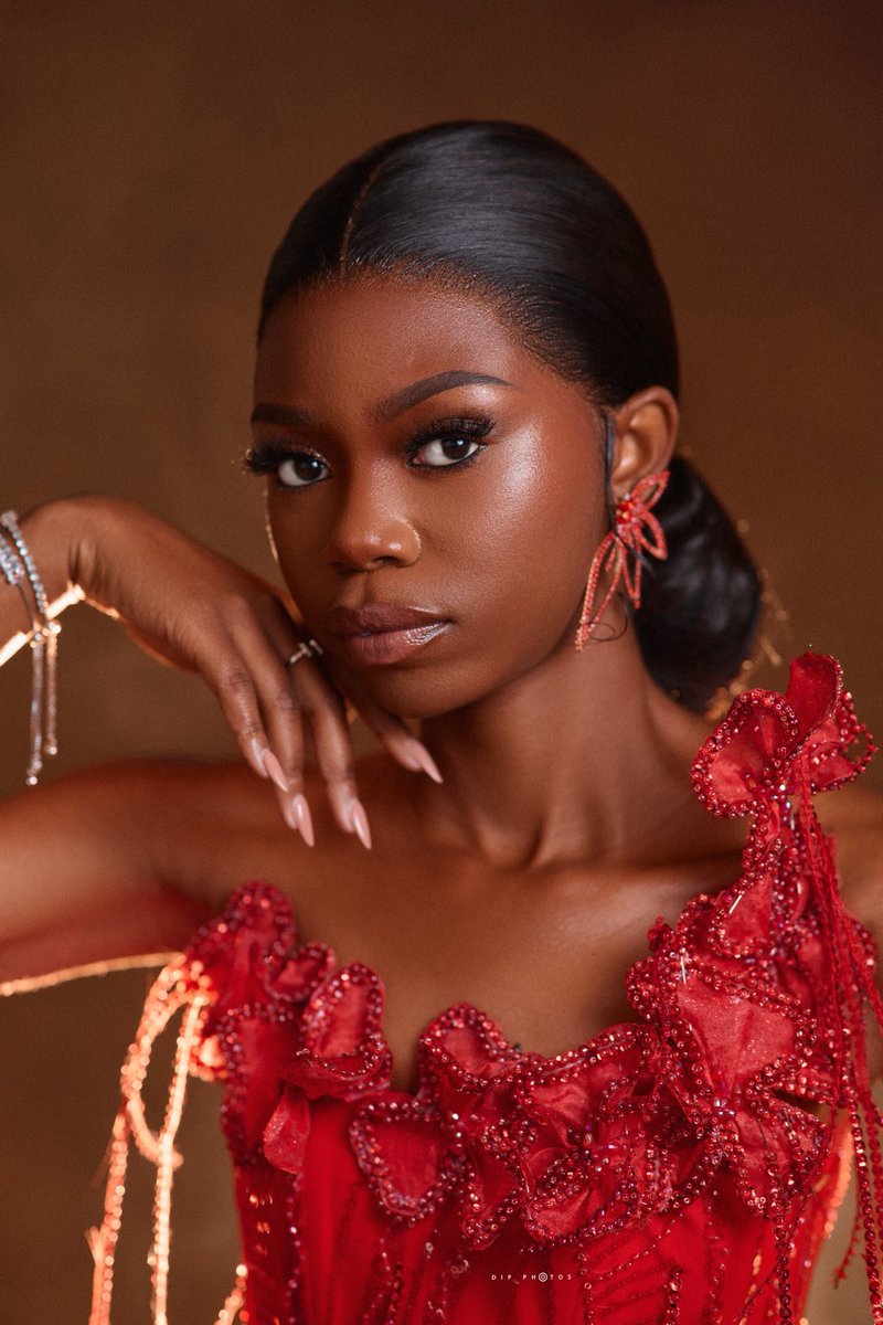 AinaRaizaKweyo's tweet photo. A LOOK INTO MY GLAM BOOK TONIGHT 

Page 2 - The red edition, where glam meets national pride.

Stylist: @reinhardmahalie 
 #styledbyRM 

👗: @synedgy 
💇🏽‍♀️ :@fashionwins_hair_collection 
💄: @suomabeauty 
📸: @dipphotos  

 #missnamibia2025 https://t.co/Nuos0ZD3Nw