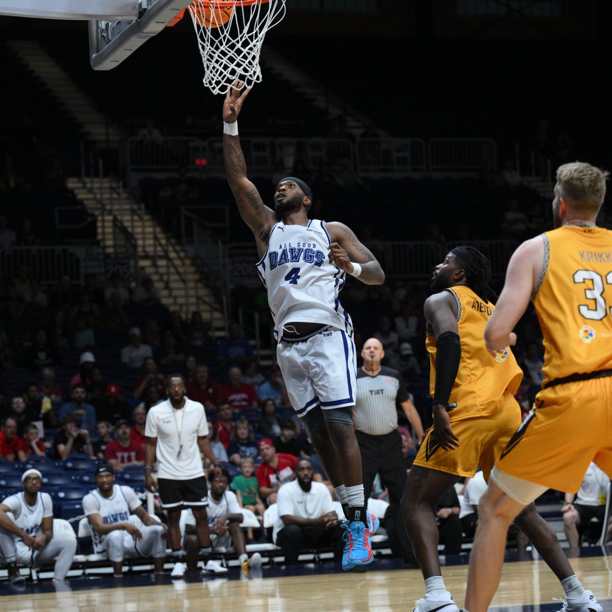ButlerMBB's tweet image. Tyler Wideman went 5-for-5 from three-point range in the second half Saturday afternoon, leading All Good Dawgs to a TBT win at Hinkle.
RECAP: bit.ly/4nXe50p