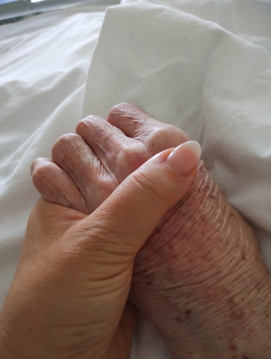 Una settimana fa, facevo la notte in ospedale con mia nonna che era in fin di vita 
Sapevo che da lì a poco se ne sarebbe andata e ho voluto "godermi" le sue ultime ore con lei ❤️
La notte, quando eravamo sole, il personale dell' ospedale, con una se sensibilità e umanità non