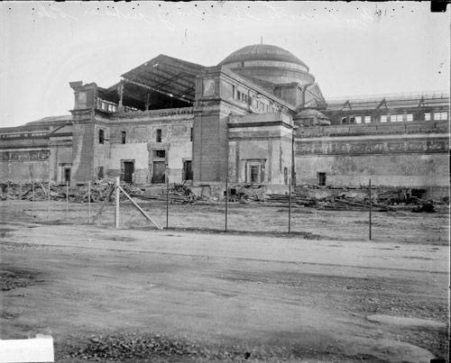 TheDoctorRegen's tweet image. Photos of the ruins of the palace of fine arts which is now the science and Industry museum in Chicago. This 400,000 square foot facility was said to be built in under 2 years time for the 1893 Chicago worlds fair.