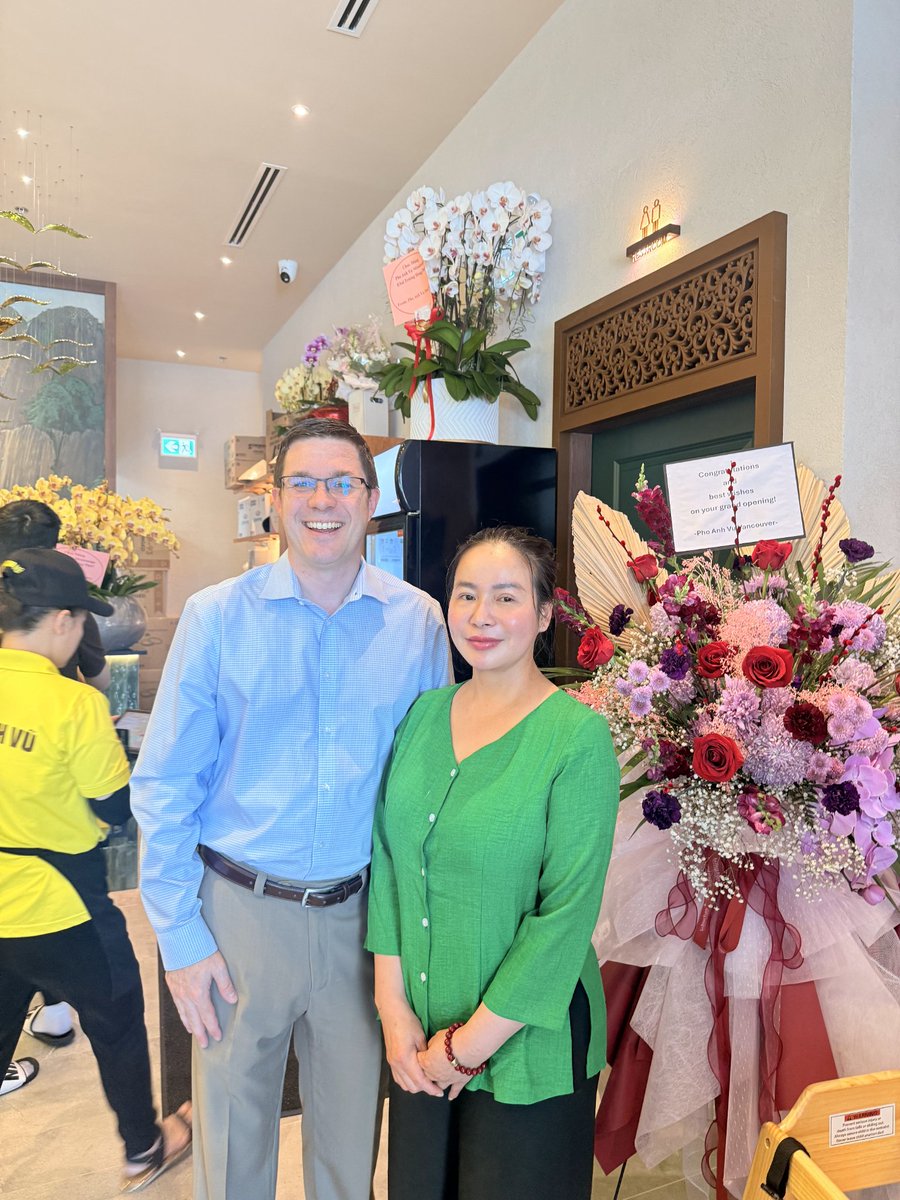 JoeHorneck's tweet image. Pho Anh Vu Mississauga 🍜 is now open. It was a pleasure meeting Hanna Vu and the Pho Anh Vu team. Congratulations 🎊