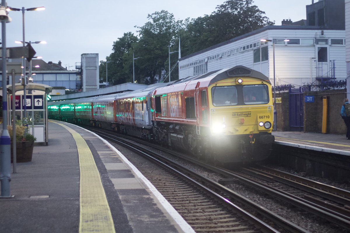 Dominic_Noades's tweet image. The rail200 βinspirationβ train formed of Class 66710 & 66719 top and tailing 4 coaches racing through Gillingham, making up lost time, running 12 minutes behind schedule.
The train will be welcoming the public aboard at Margate this weekend.
(19/7/2025)
@railway200