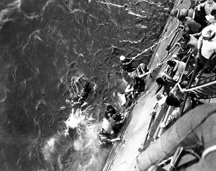 WW2Facts's tweet image. New Orleans-class cruiser USS Minneapolis (CL/CA-36) picking up survivors from aircraft carrier USS Lexington (CV-2) during the Battle of the Coral Sea on May 8, 1942.
#History #WWII