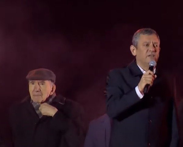 serakadigil's tweet image. Asla ödün vermediğiniz nezaketinizle,
93 yaşında bile “banane” demeyen ve azimle direnmeye devam eden o saygın halinizle hatırlayacağız sizi, her zaman.
Çok üzgünüm..
Başımız sağ olsun.
#AltanÖymen