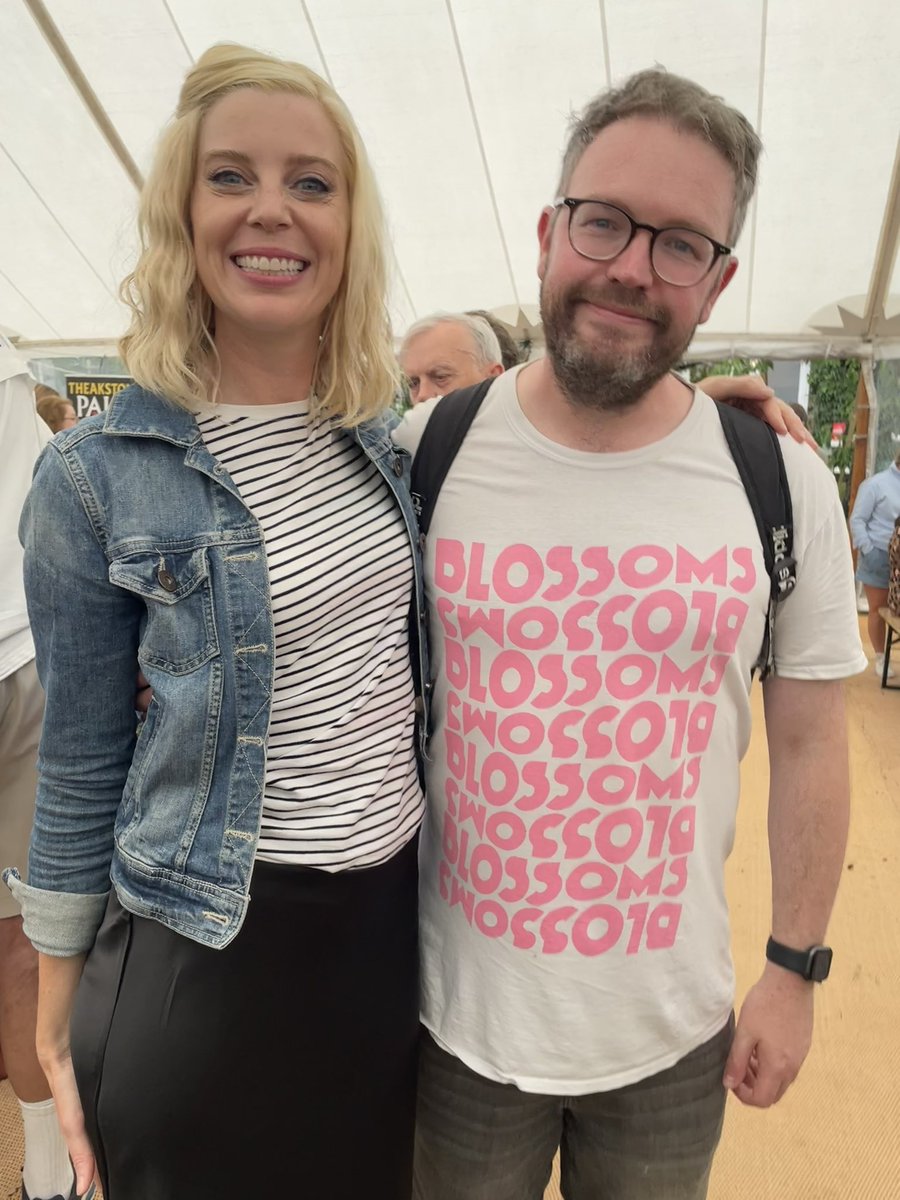 cmacwritescrime's tweet image. Another fantastic @HarrogateFest!
I met @ardalsfolly (but didn’t ask for a picture!), saw loads of old friends and got a few books! The only photo I took of the whole day was this one of @Lauren_C_North and I