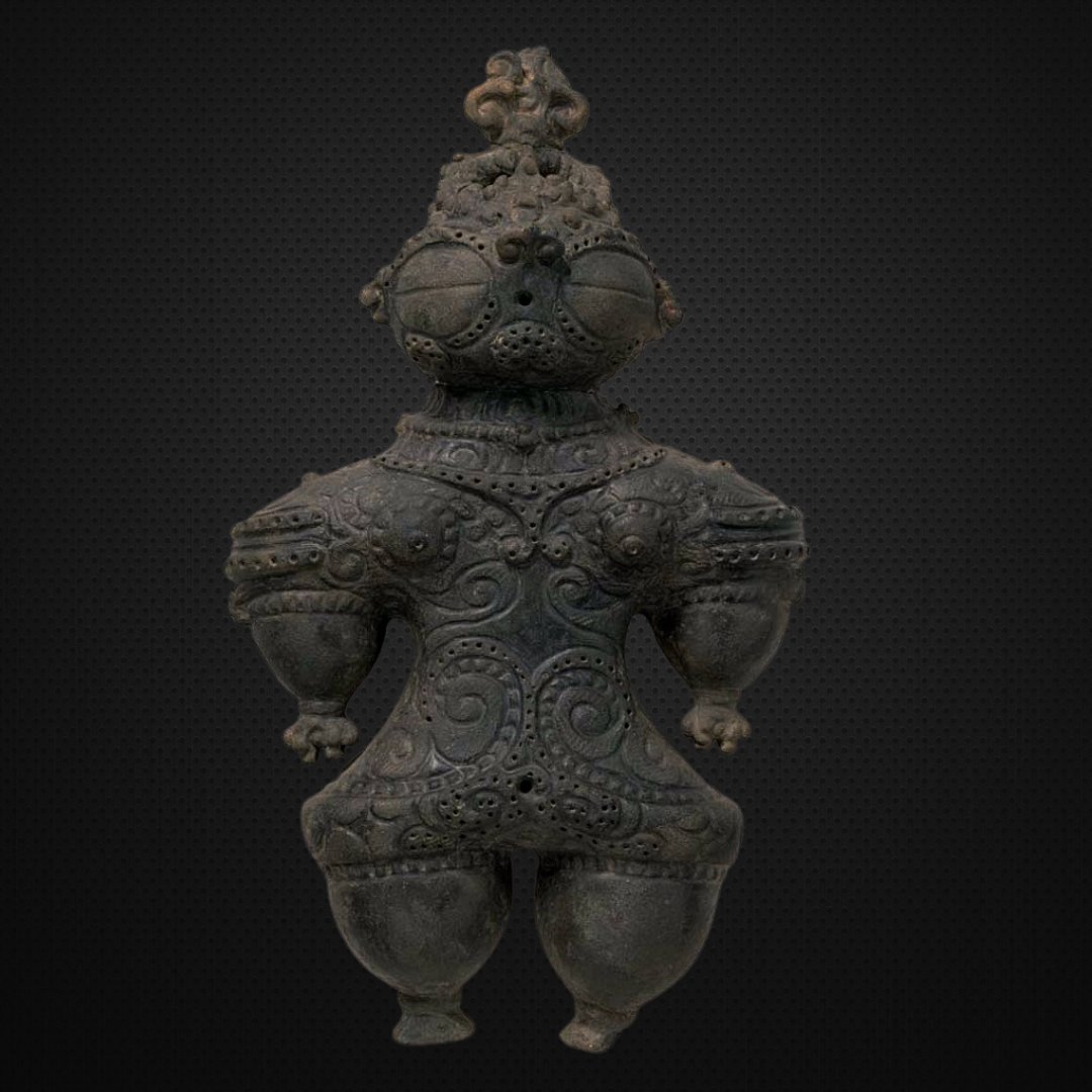 Shakōkidogū Figurine (ca. 1000–400 BCE)

This artifact is a representative example of shakōkidogū—a type of clay figurine commonly referred to as "snow goggle dogū"—which flourished during the early phase of the Final Jōmon period in the Tōhoku region. It is a large, hollow