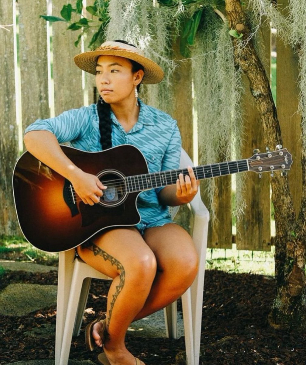 Happy Saturday! Keep the good vibes going tonight with @uluuu_y, live from 7 PM to 10 PM. Join us for delicious dining, tasty cocktails, and great music all weekend long. See you soon! #Aloha 🌴🌊🎸🤙🏽🍻✨