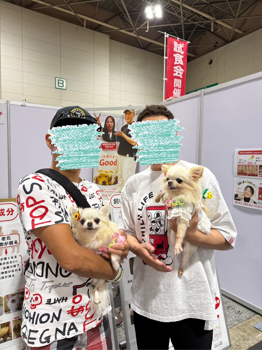 DAKA1975's tweet image. ペット博名古屋で長谷川社長と記念撮影
長谷川社長は写真を撮っている間はれあんとあみんに優しく話しかけてくれました。
僕のインスタ見ていつも元気をもらっていると仰っていただきました。
社長のNMNのおかげで私とれあんとあみんは毎日元気です。
本当にありがとうございます😊
#モアリッチ