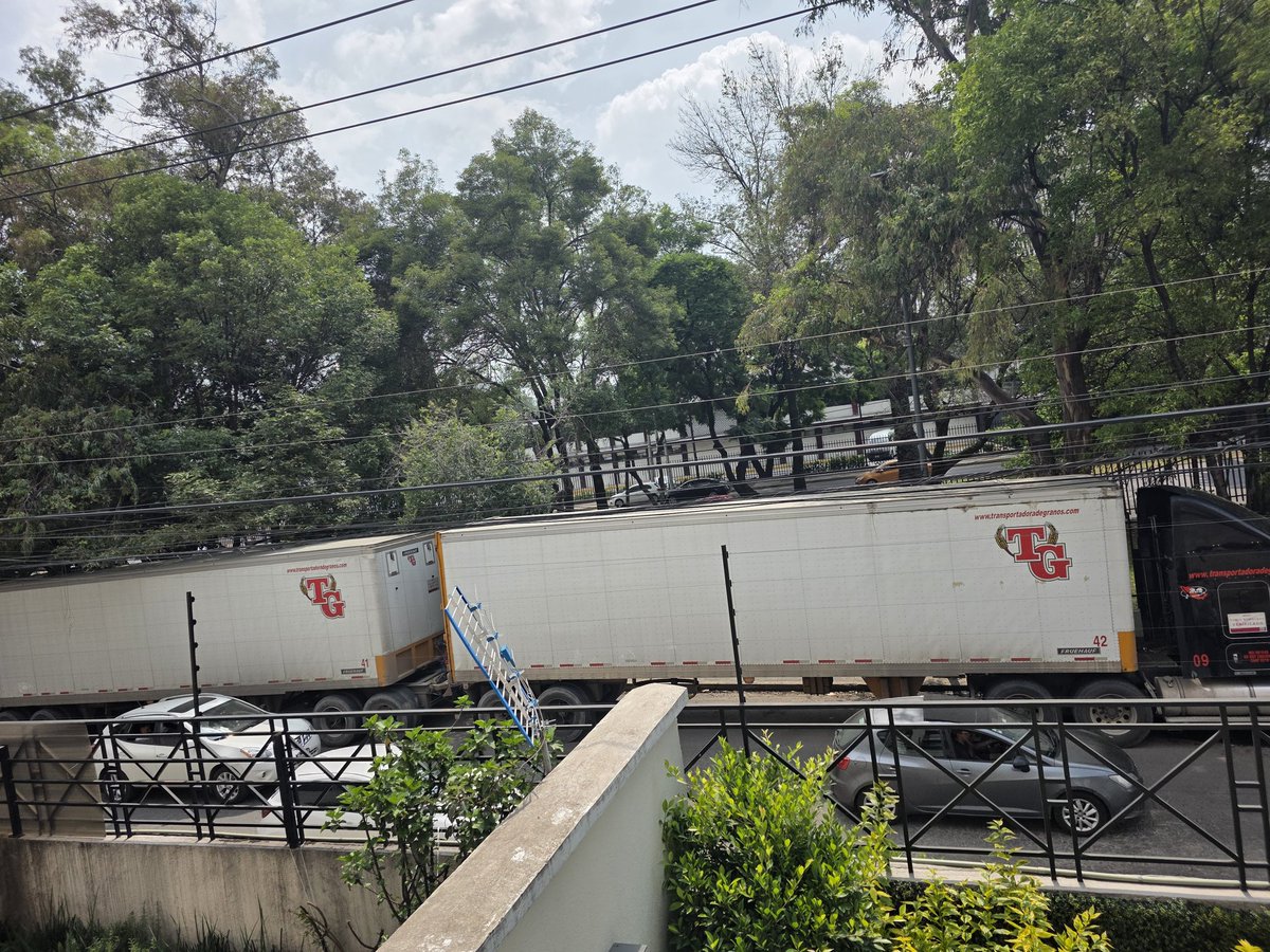 midtlan's tweet photo. @UCS_GCDMX @OVIALCDMX nos pueden apoyar a multar y retirar esta unidad que lleva detenida en el paso vehicular de la cda granjas esq almacenes en el jagüey azcapotzalco mas de 3 horas frente a los discos de no estacionarse y estorbando autos y peatones por favor https://t.co/g0rQvzSjws