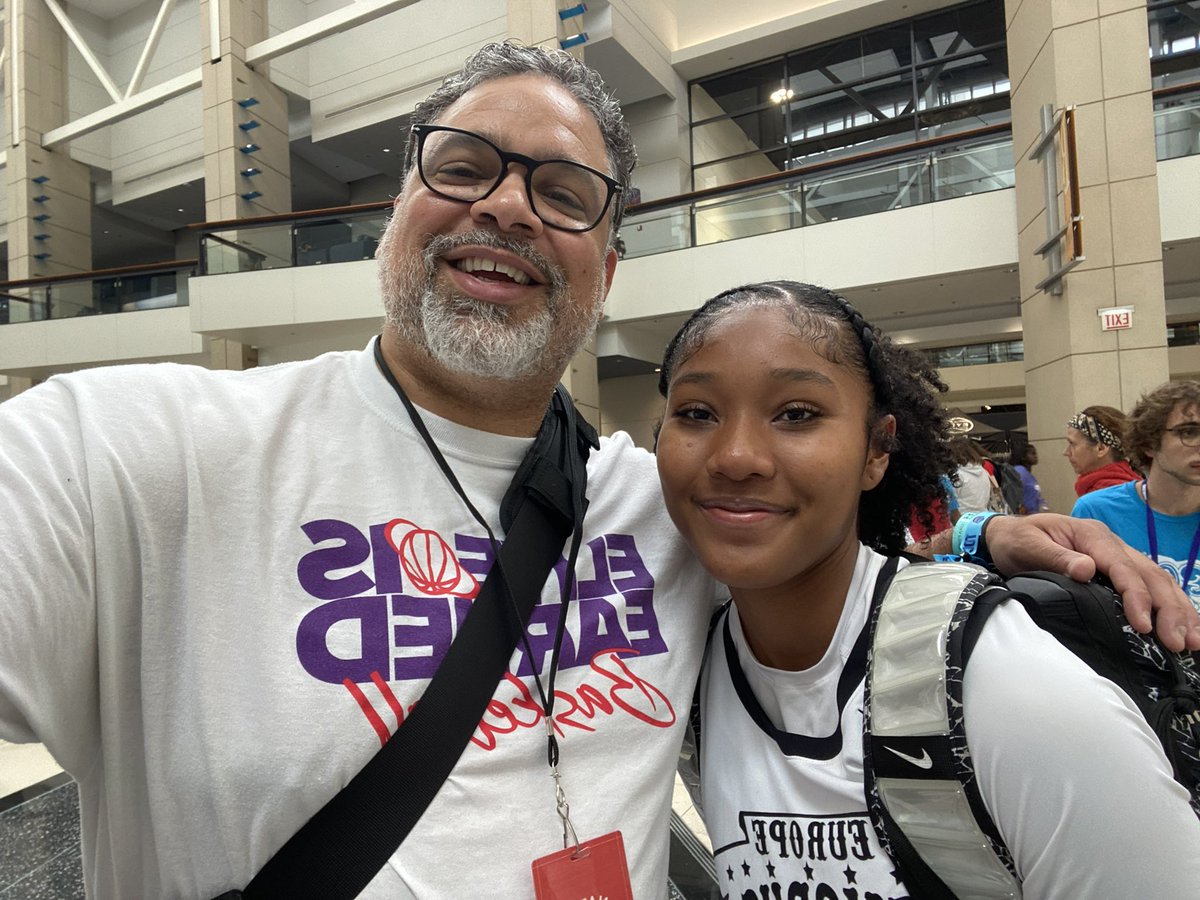 PhDHoops's tweet image. Two more #PhDHoopsUSA Alums reconnected in Chicago! 🇺🇸🏀