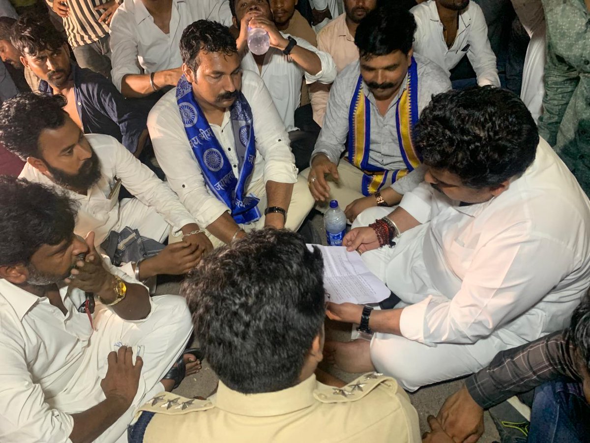 नौगांव थाना क्षेत्र की पुलिस के द्वारा आदिवासी समाज के कुछ लोगों के साथ हुई बर्बरता एवं मारपीट करने के विरुद्ध में आदिवासी समाज के साथ अनशन पर बैठा और आला अधिकारियों को आरोपियों के खिलाफ सख्त से सख्त कार्यवाही करने की मांग की।